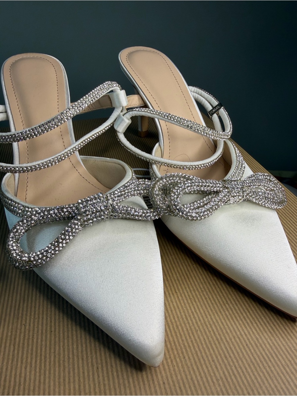NEW Elegant White Satin Pointed-Toe Heels with Crystal Bow